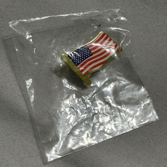 American flag pin - Picture 1 of 2